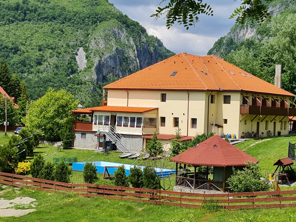 Pensiunea-Castania-6.jpg